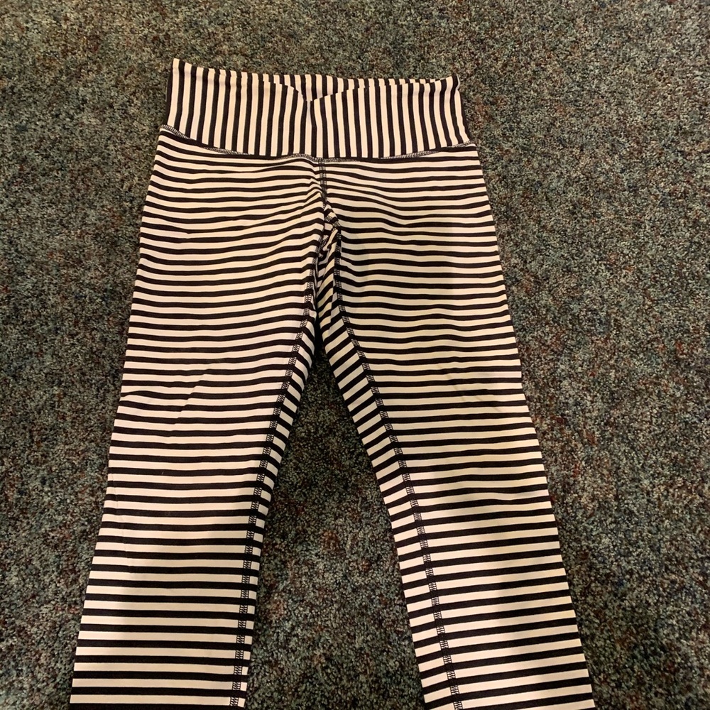 Lululemon Size 6 Cropped Capri Wunder Under